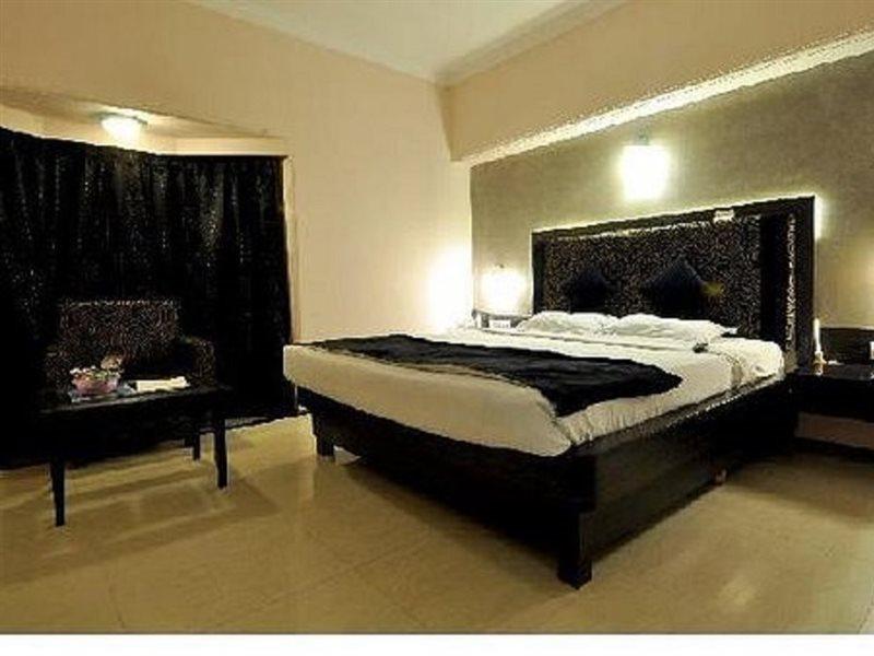 Hotel Royal Highness Ahmedabad Esterno foto