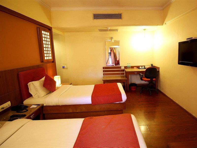 Hotel Royal Highness Ahmedabad Esterno foto