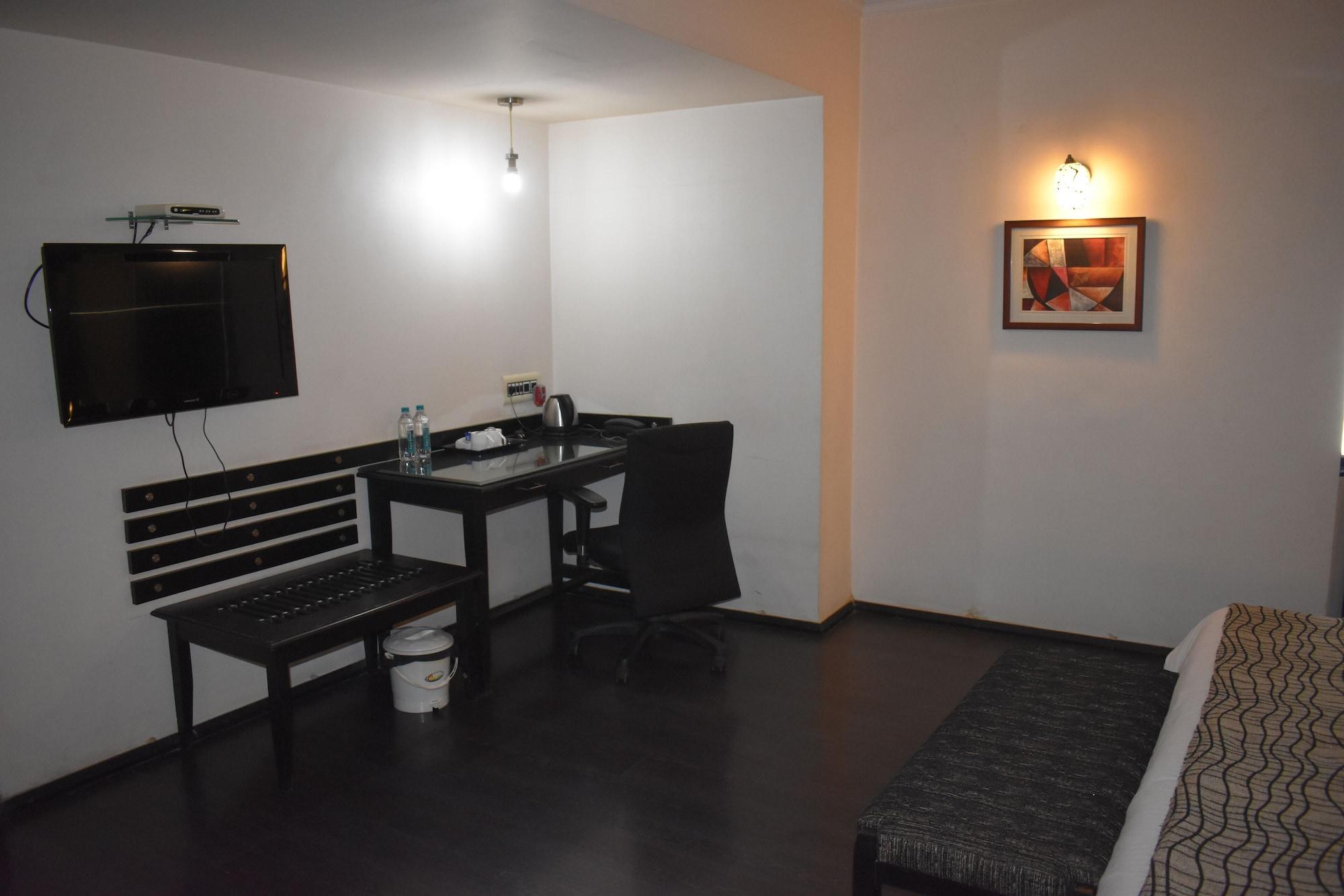 Hotel Royal Highness Ahmedabad Esterno foto