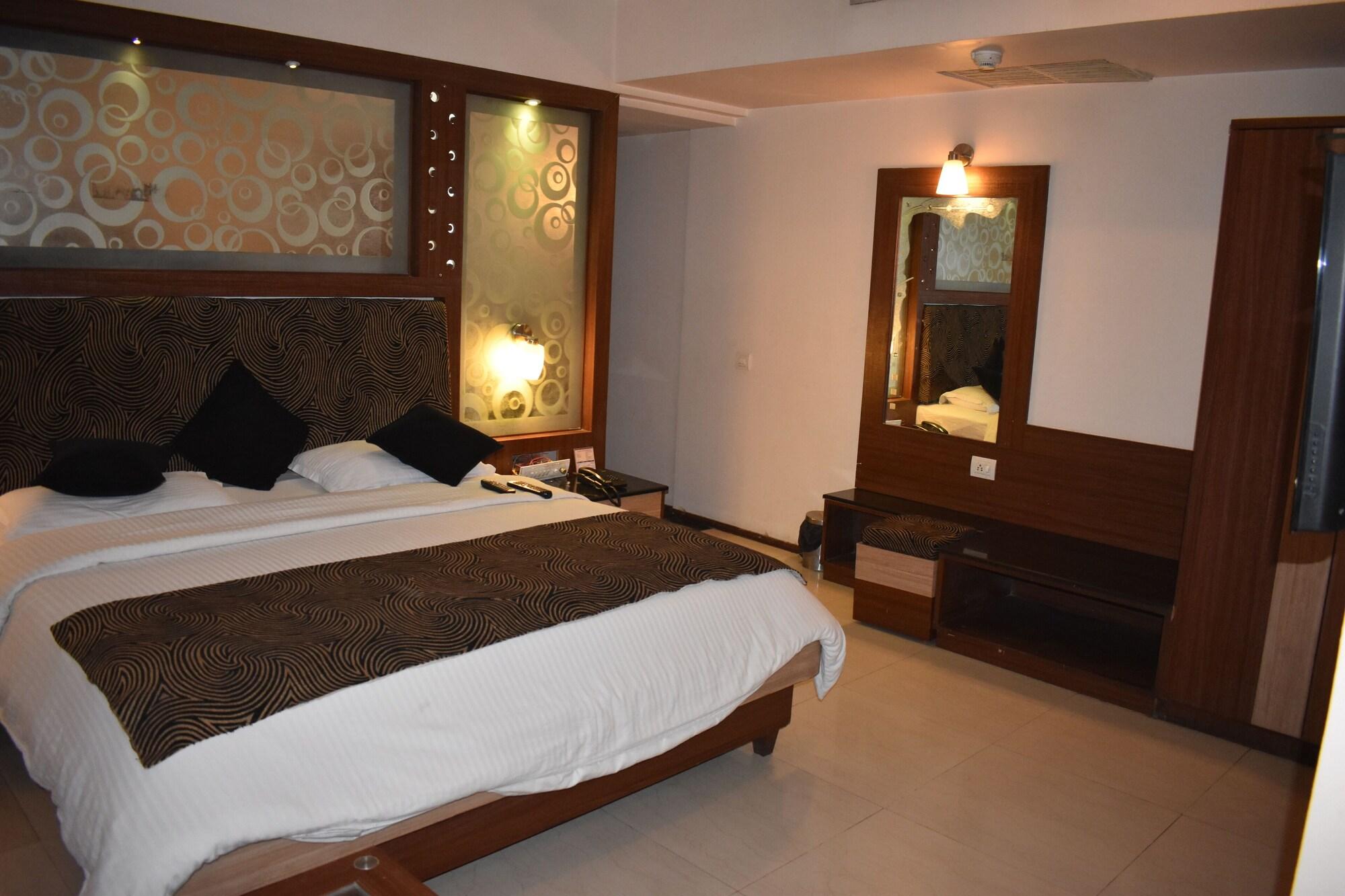 Hotel Royal Highness Ahmedabad Esterno foto