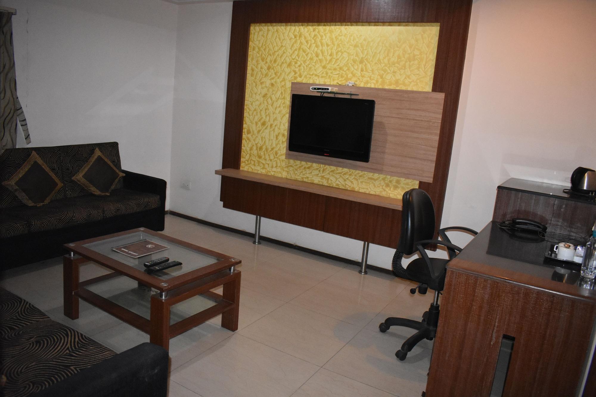 Hotel Royal Highness Ahmedabad Esterno foto