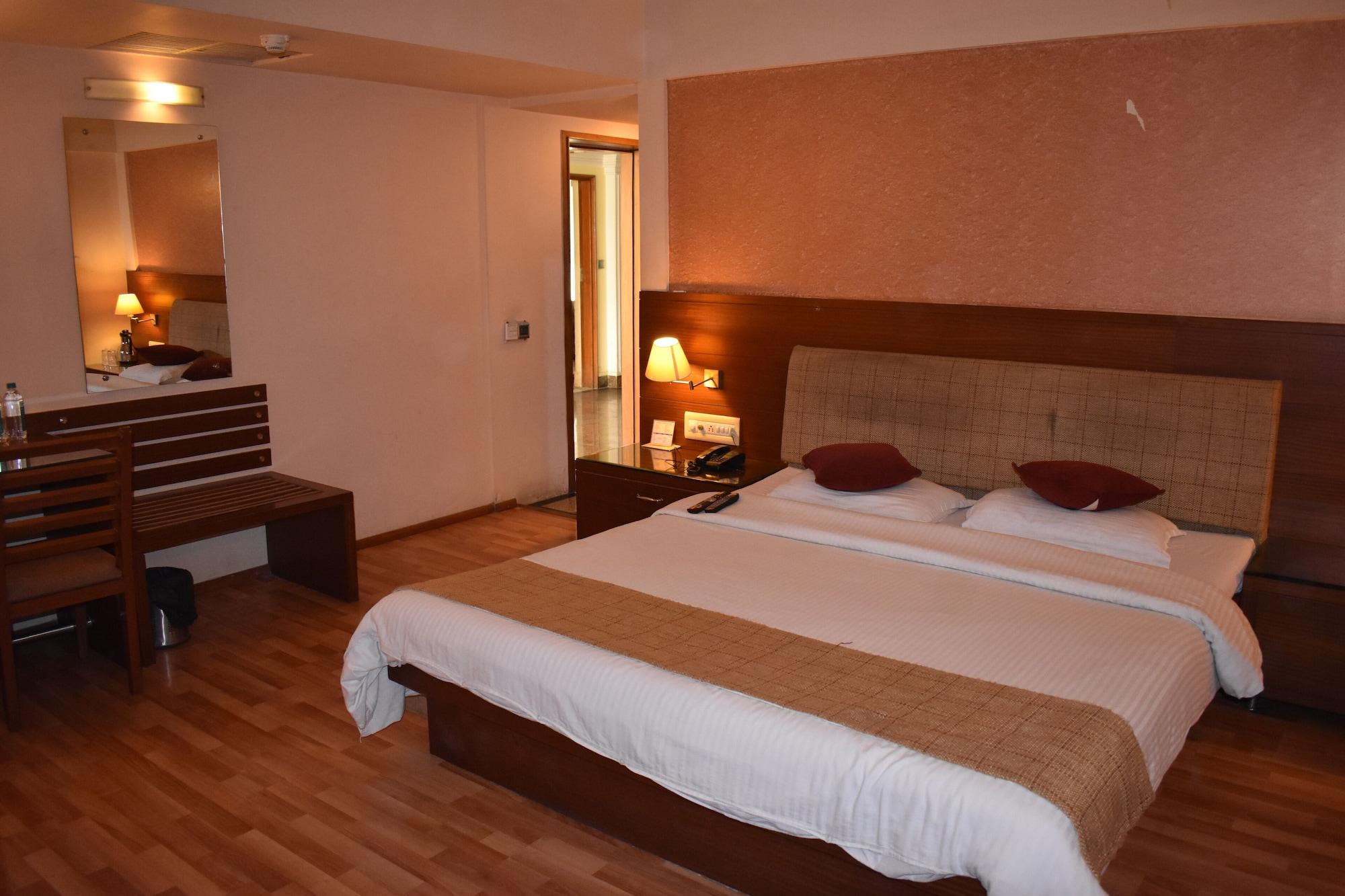 Hotel Royal Highness Ahmedabad Esterno foto