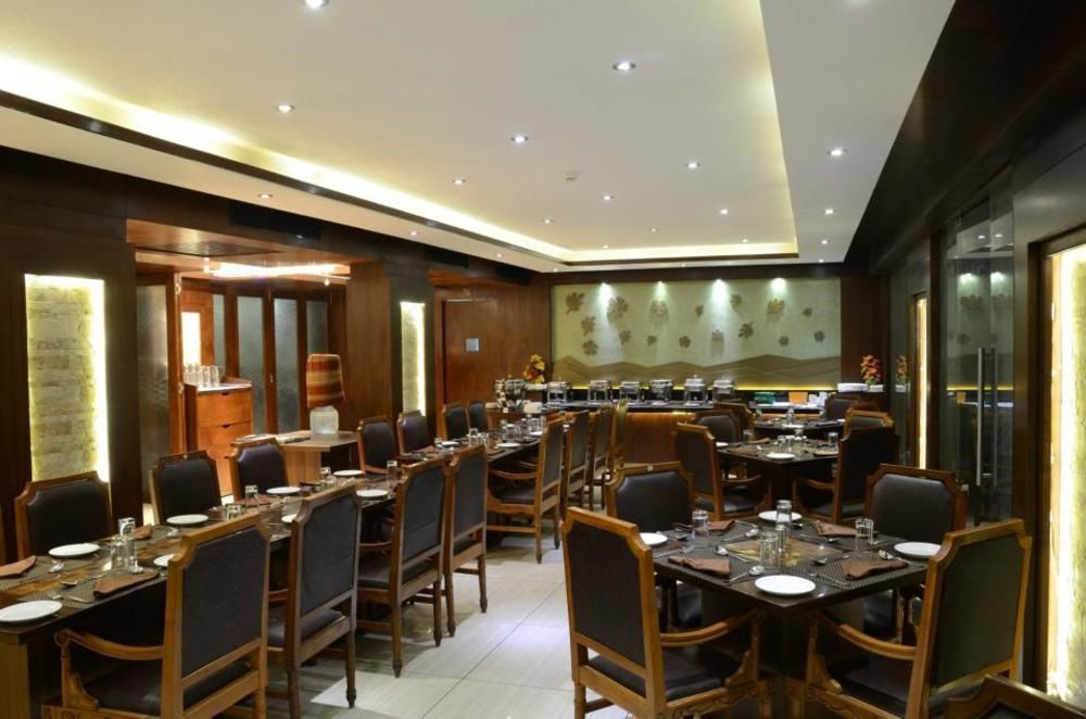 Hotel Royal Highness Ahmedabad Esterno foto