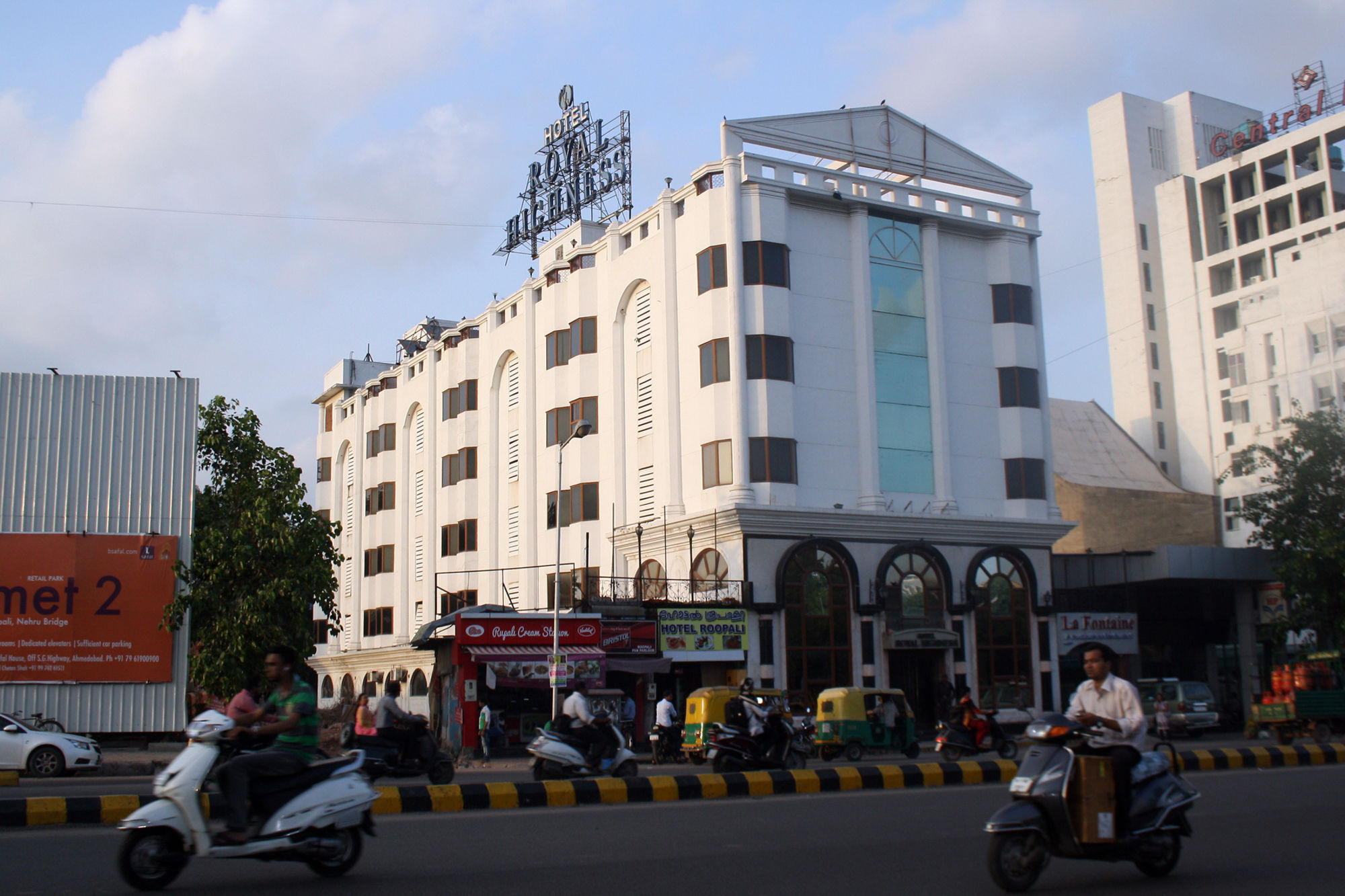 Hotel Royal Highness Ahmedabad Esterno foto