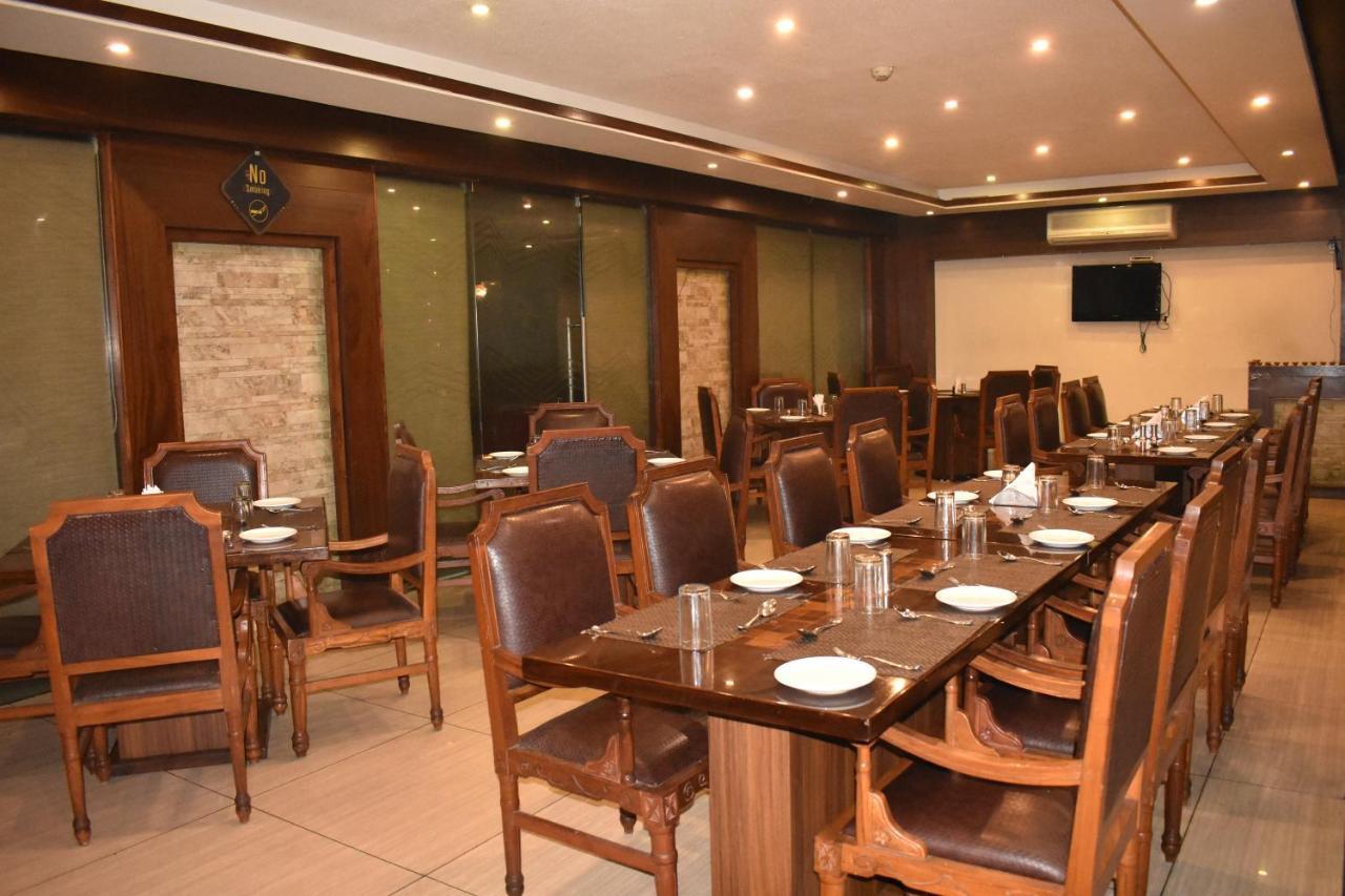 Hotel Royal Highness Ahmedabad Esterno foto
