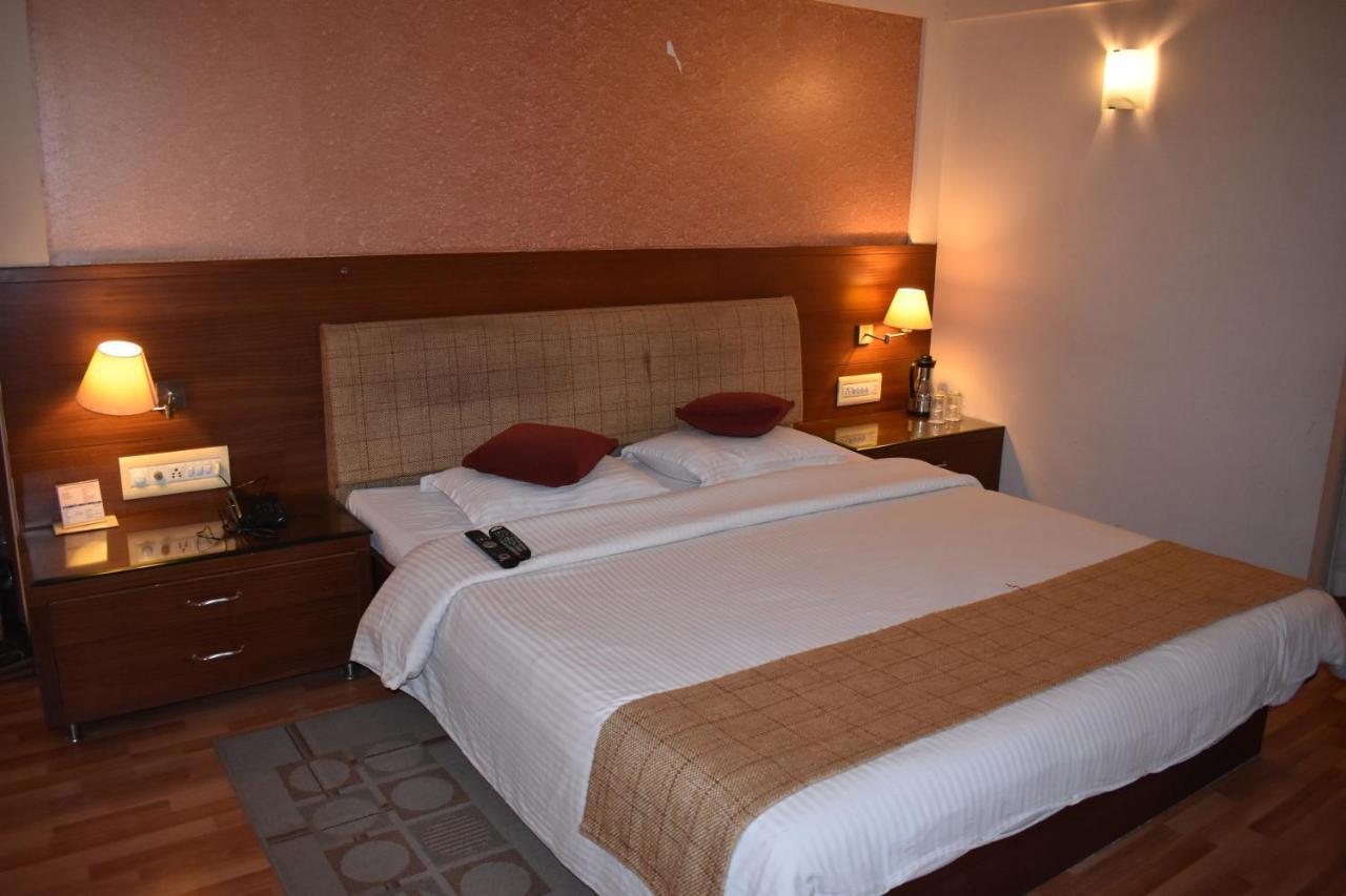 Hotel Royal Highness Ahmedabad Esterno foto